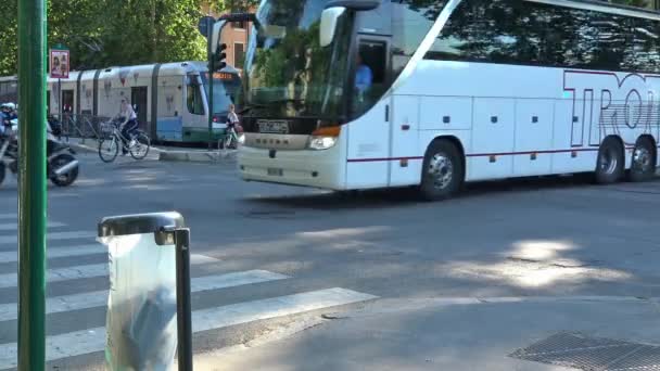 Włochy Rzym Intensywne Przejścia Ludzi Samochody Tramwaje Skrzyżowaniu Centrum Miasta — Wideo stockowe