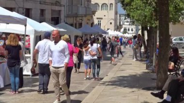 İtalya, bölge, Locorotondo, tarihi merkezi Ortaçağ kökenli dar sokaklarında oluşan ve dar sokaklar, badanalı evler ve çiçeklerle Puglia. Turist ziyaret. 
