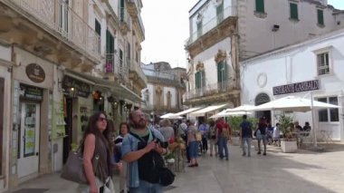 İtalya, Martina Franca, şehrin ana Meydanı turistler. Zaman atlamalı.