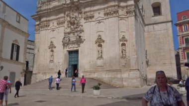 İtalya, Martina Franca, cephe San Martino, bazilika, 1747 inşa edilmiş Barok tarzında, turistler. Zaman atlamalı