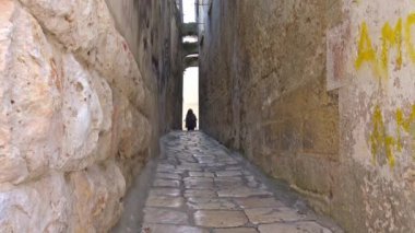 Dar bir sokak tarihi merkezinde Ortaçağ kökenli İtalya, Puglia bölge, Altamura, turist ziyaret.