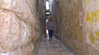 Dar bir sokak tarihi merkezinde Ortaçağ kökenli İtalya, Puglia bölge, Altamura, turist ziyaret.