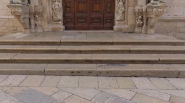 4 K İtalya, Puglia bölge, Altamura, Santa Maria Assunta Katedrali, kapı ve ana faade heykelleri. Ortaçağ adımları