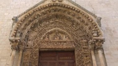 4 K İtalya, Puglia bölge, Altamura, Santa Maria Assunta Katedrali, kapı ve ana faade heykelleri. Ortaçağ adımları