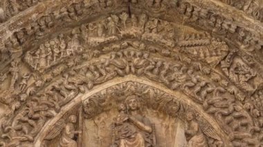 4 K İtalya, Puglia bölge, Altamura, Santa Maria Assunta Katedrali, kapı ve ana faade heykelleri. Ortaçağ adımları