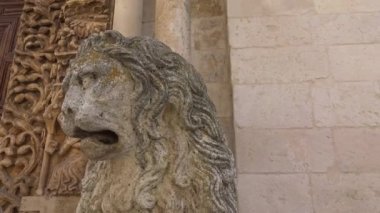 4 K İtalya, Puglia bölge, Altamura, Santa Maria Assunta Katedrali, kapı ve ana faade heykelleri. Ortaçağ adımları