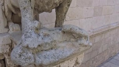 4 K İtalya, Puglia bölge, Altamura, Santa Maria Assunta Katedrali, kapı ve ana faade heykelleri. Ortaçağ adımları
