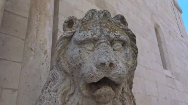 4 K İtalya, Puglia bölge, Altamura, Santa Maria Assunta Katedrali, kapı ve ana faade heykelleri. Ortaçağ adımları