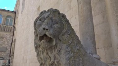 4 K İtalya, Puglia bölge, Altamura, Santa Maria Assunta Katedrali, kapı ve ana faade heykelleri. Ortaçağ adımları