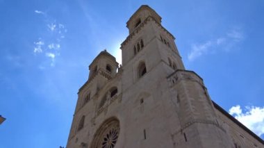 4 k İtalya, Puglia bölge, Altamura, Santa Maria Assunta Katedrali, cephe ve yükseklikler. Zaman atlamalı
