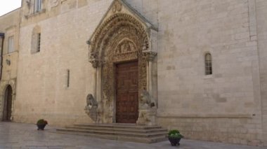 4 K İtalya, Puglia bölge, Altamura, Santa Maria Assunta Katedrali, kapı ve ana faade heykelleri. Ortaçağ adımları