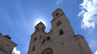 4 k İtalya, Puglia bölge, Altamura, Santa Maria Assunta Katedrali, cephe ve yükseklikler. Zaman atlamalı
