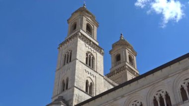4 k İtalya, Puglia bölge, Altamura, Santa Maria Assunta Katedrali, cephe ve yükseklikler. Zaman atlamalı