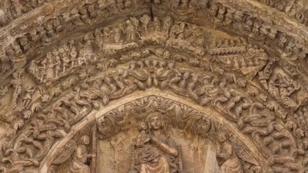 意大利 普利亚地区 Altamura 圣玛利亚大教堂爱苏泰 门和雕塑的主要 Faade 中世纪台阶 — 图库视频影像