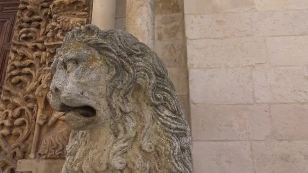 Italia Región Puglia Altamura Catedral Santa Maria Assunta Puerta Esculturas — Vídeo de stock