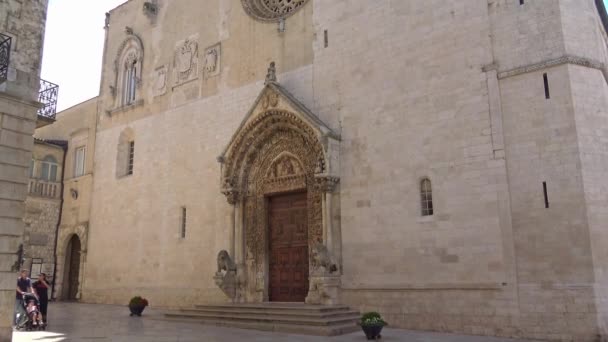 Itália Região Puglia Altamura Catedral Santa Maria Assunta Portão Esculturas — Vídeo de Stock