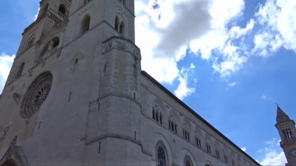 意大利 普利亚地区 Altamura 圣母玛利亚大教堂爱苏泰 门面和海拔 — 图库视频影像