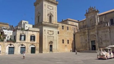 İtalya, Lecce, Duomo Meydanı, görünümü ve ayrıntıları.