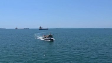 Kanal Aragonca kalenin önünde İtalya, Taranto, feribot geçer.