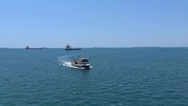 Italia Taranto Transbordador Pasa Través Del Canal Frente Castillo Aragonés — Vídeos de Stock