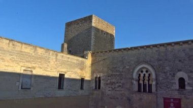 İtalya, Gioia del Colle, Norman-Swabian Castle, 9. yüzyıl. Mahkeme iç cephe görünümü.