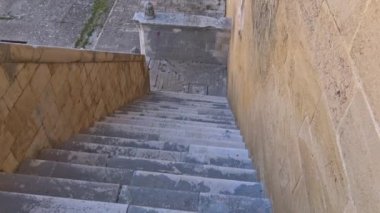 İtalya, Gioia del Colle, Norman-Swabian Castle, 9. yüzyıl. Mahkeme iç cephe görünümü. Merdiven detay.