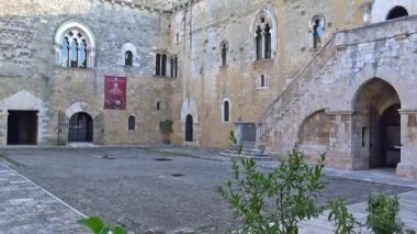 İtalya, Gioia del Colle, Norman-Swabian Castle, 9. yüzyıl. Mahkeme iç cephe görünümü.