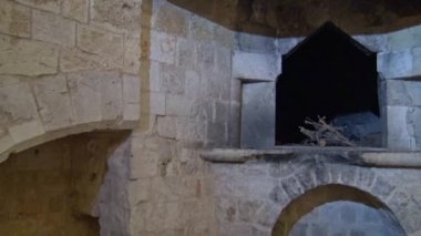 İtalya, Gioia del Colle, Norman-Swabian Castle, 9. yüzyıl. Mutfak şömine.