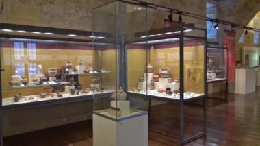 İtalya, Gioia del Colle, Norman-Swabian Castle, 9. yüzyıl. Arkeoloji Müzesi Oda görünümü.