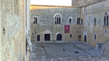 İtalya, Gioia del Colle, Norman-Swabian Castle, 9. yüzyıl. Mahkeme iç cephe görünümü.