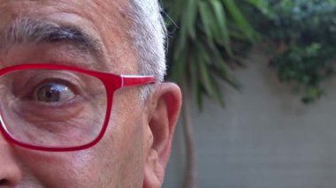 Bir adamın gözünü ifade değiştirme Close-up.