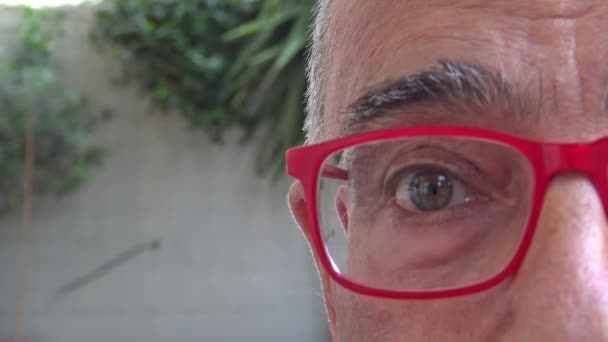 Bir Adamın Gözünü Ifade Değiştirme Close — Stok video
