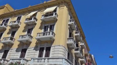 Bari, İtalya'nın şehir merkezinde tarihi binaların görünümü.