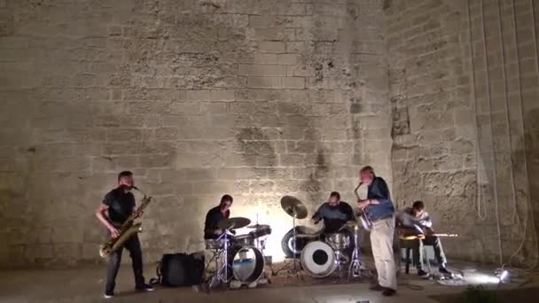 意大利 2018年9月13日 安吉奥诺城堡 巴迪巴里 表演者在公开演唱会中行动 — 图库视频影像