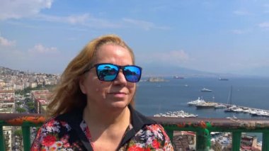 Naples, kamera ve panorama, şehrin arka plan olarak manzarasında turist görünüyor.