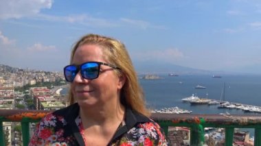 Naples, kamera ve panorama, şehrin arka plan olarak manzarasında turist görünüyor.