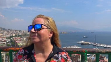 Naples, kamera ve panorama, şehrin arka plan olarak manzarasında turist görünüyor.