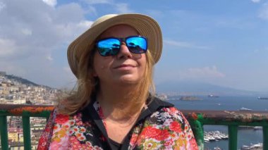 Naples, kamera ve panorama, şehrin arka plan olarak manzarasında turist görünüyor.