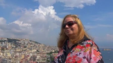 Naples, kamera ve panorama, şehrin arka plan olarak manzarasında turist görünüyor.