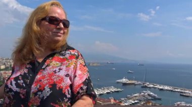 Naples, kamera ve panorama, şehrin arka plan olarak manzarasında turist görünüyor.