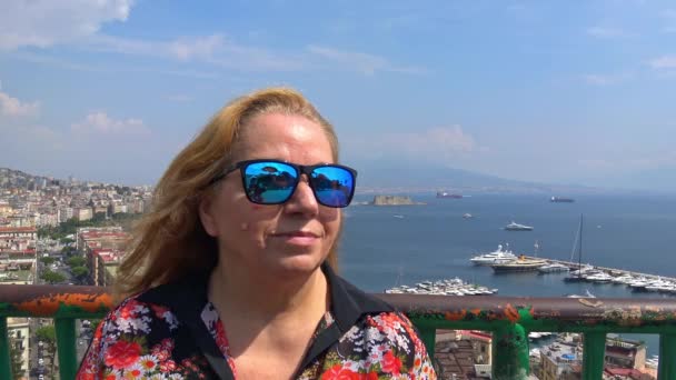 ナポリ観光は カメラと背景として都市の眺めのパノラマ — ストック動画