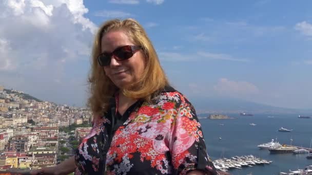 Неаполь Турист Смотрит Камеру Панораму Видом Город Качестве Фона — стоковое видео