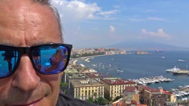 Naples, kamera ve panorama, şehrin arka plan olarak manzarasında turist görünüyor.