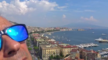 Naples, kamera ve panorama, şehrin arka plan olarak manzarasında turist görünüyor.