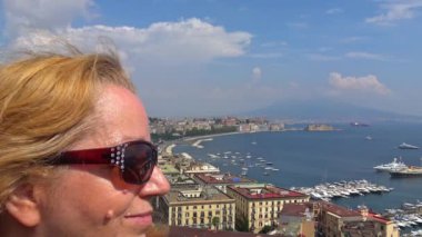 Naples, kamera ve panorama, şehrin arka plan olarak manzarasında turist görünüyor.