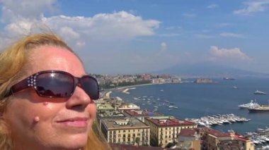 Naples, kamera ve panorama, şehrin arka plan olarak manzarasında turist görünüyor.