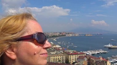 Naples, kamera ve panorama, şehrin arka plan olarak manzarasında turist görünüyor.