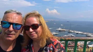Naples, turist kamera arka plan olarak şehir manzarası ile bak.