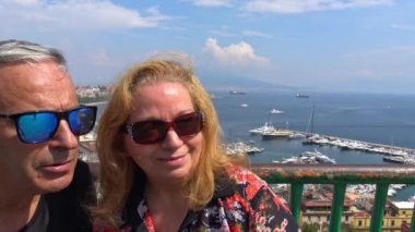 Naples, turist kamera arka plan olarak şehir manzarası ile bak.