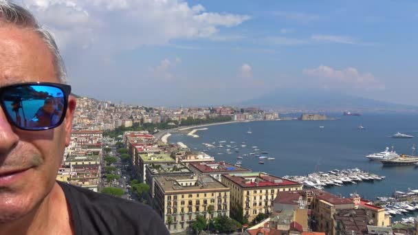 Nápoles Turista Mira Cámara Panorama Con Vista Ciudad Como Fondo — Vídeo de stock